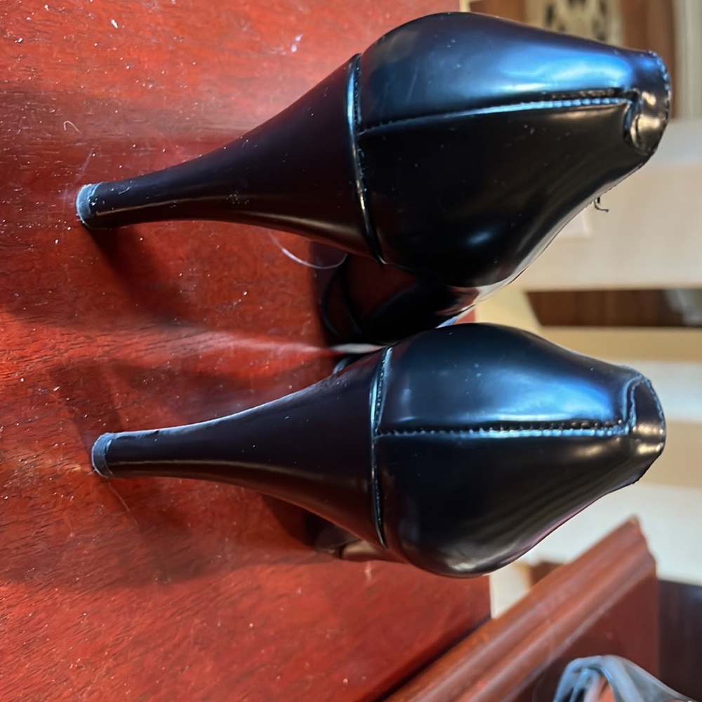 Woman’s black heeled shoes - Picture 3 of 4